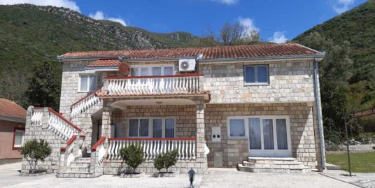 Дом с большим участком в Черногории