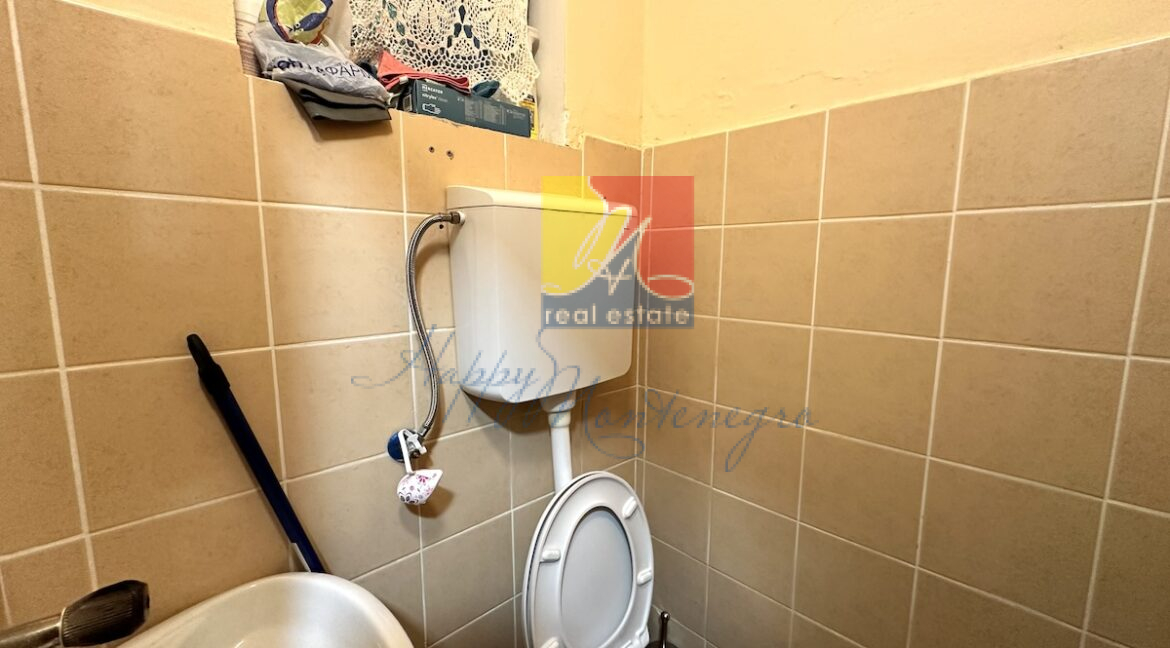happymontenegro.com.real.estate.for.sale.toilet