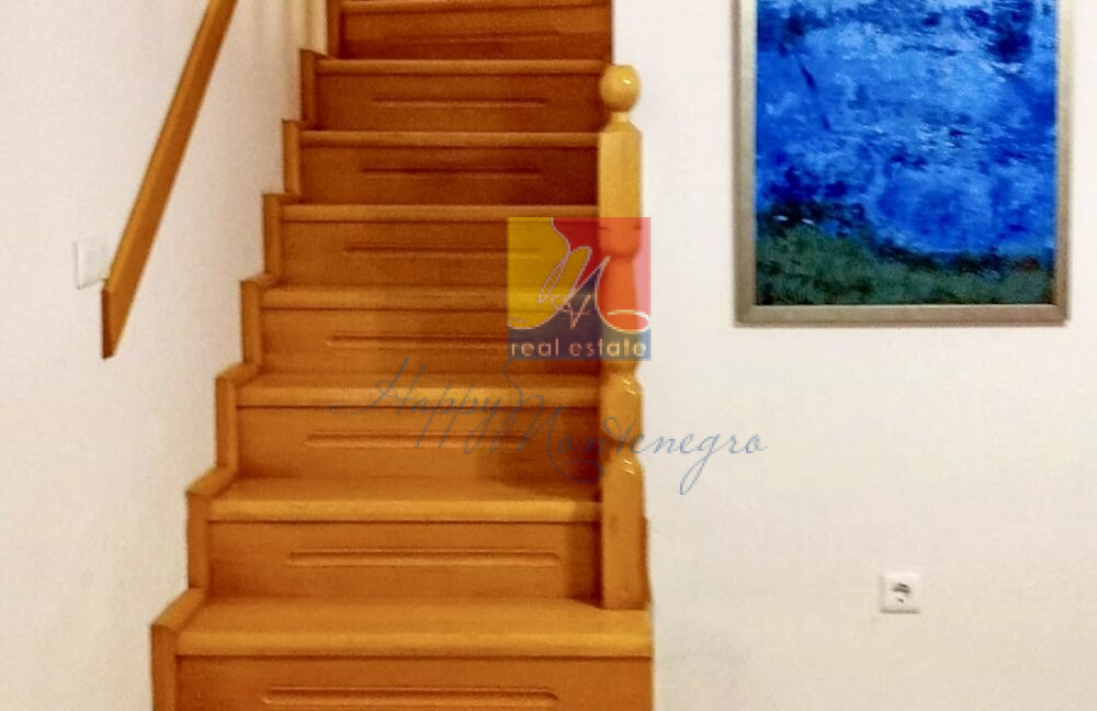 happymontenegro.com.real.estate.stairs 2