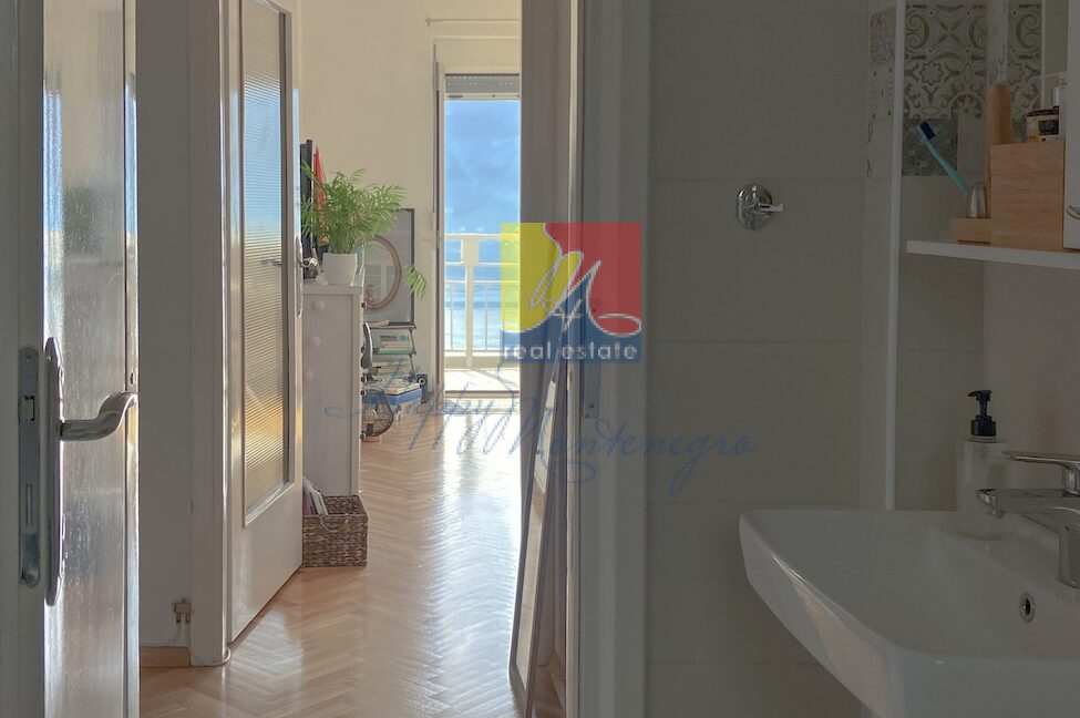 happymontenegro.real.estate.apartment.for.sale.herceg.novi.bathroom.view