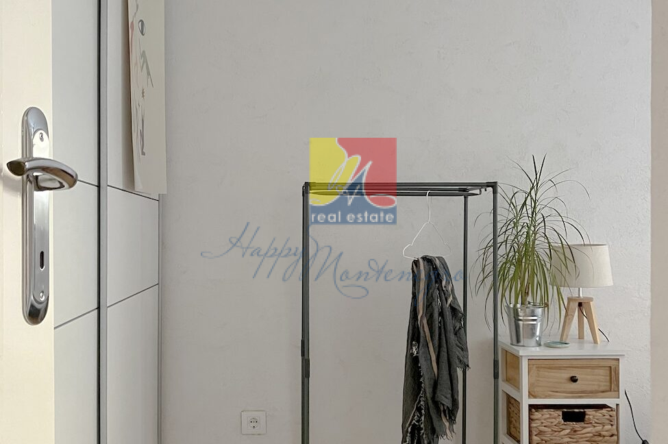 happymontenegro.real.estate.apartment.for.sale.herceg.novi.clothing.rack