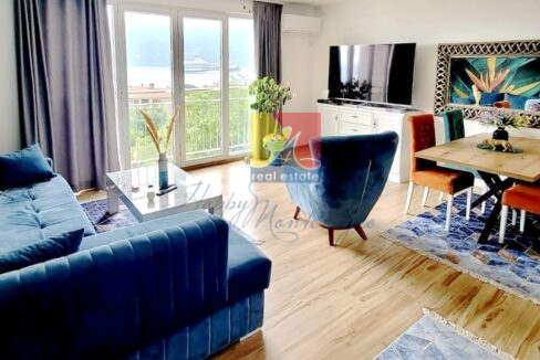 living room with with a comfy armchair facing the sea view, apartment in Baosici