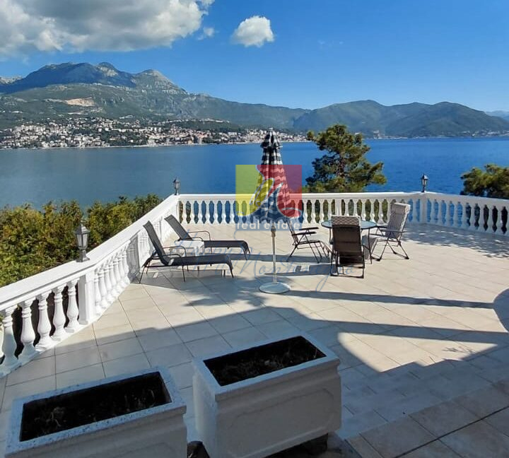 happy montenegro House on the first line of the sea05
