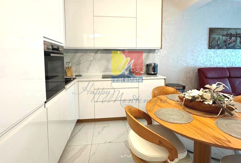 Happy Montenegro first coastline apartment02