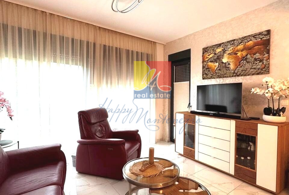 Happy Montenegro first coastline apartment08