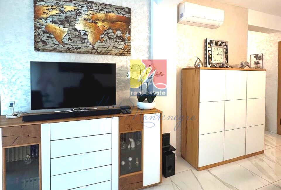 Happy Montenegro first coastline apartment09