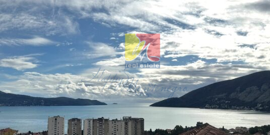 Просторная квартира с видом на море