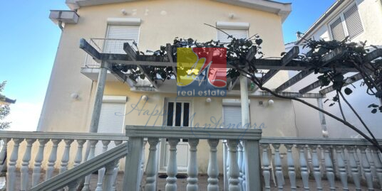 Половина дома на первой линии моря на Савина